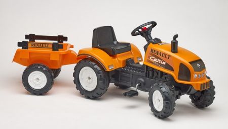 Traktor s přívěsem a odklápěcím motorem Ranault Celtis 436RC