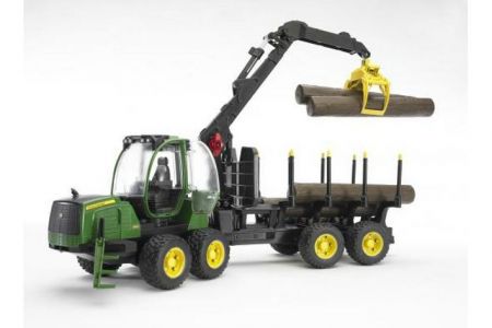 BRUDER 02133 (2133)- John Deere 1210E lesnický traktor s přívěsem nakládacím ramenem