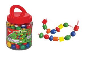 Navlékání dřevěných korálků