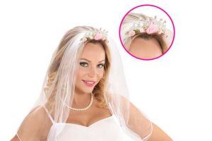 Bílý závoj s korunkou a růžičkami