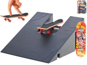 Skateboard 9,5cm kov s rampou na kartě